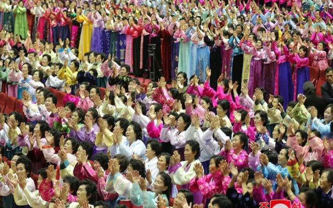Nord-Koreas leder Kim Jong-un appellerer gråtende til landets kvinner